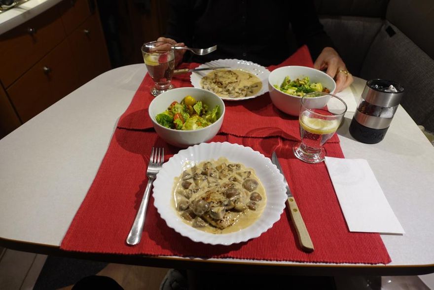 Kalbsmedaillon mit Champignonsauce und Salat.